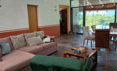 Casa con amplio jardín, alberca con jacuzzi, terrazas con hermosa vista en Fracc. Hacienda San Gaspar Jiutepec Morelos