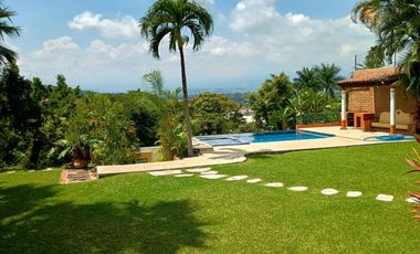 Casa con amplio jardín, alberca con jacuzzi, terrazas con hermosa vista en Fracc. Hacienda San Gaspar Jiutepec Morelos