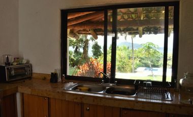 Casa con amplio jardín, alberca con jacuzzi, terrazas con hermosa vista en Fracc. Hacienda San Gaspar Jiutepec Morelos