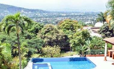 Casa con amplio jardín, alberca con jacuzzi, terrazas con hermosa vista en Fracc. Hacienda San Gaspar Jiutepec Morelos