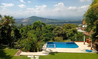 Casa con amplio jardín, alberca con jacuzzi, terrazas con hermosa vista en Fracc. Hacienda San Gaspar Jiutepec Morelos