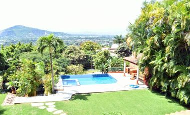 Casa con amplio jardín, alberca con jacuzzi, terrazas con hermosa vista en Fracc. Hacienda San Gaspar Jiutepec Morelos
