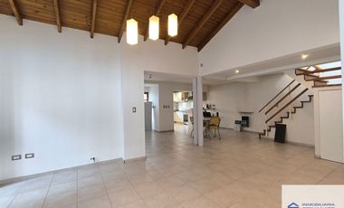Hermosa Casa en venta  - 3 dormitorios - 3 baños c/ cochera doble en Maipú
