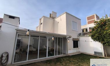 Hermosa Casa en venta  - 3 dormitorios - 3 baños c/ cochera doble en Maipú