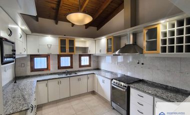 Hermosa Casa en venta  - 3 dormitorios - 3 baños c/ cochera doble en Maipú