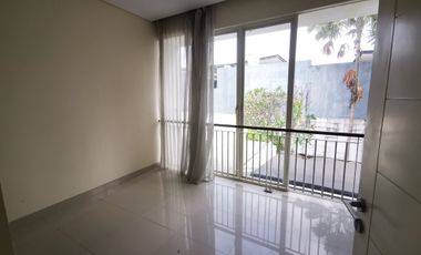 Sewa Rumah Pakuwon Indah Full Furnished Depan Pakuwon Mall Bagus