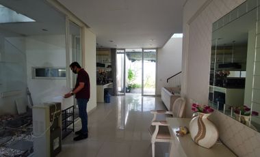 Sewa Rumah Pakuwon Indah Full Furnished Depan Pakuwon Mall Bagus