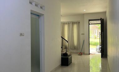 Rumah SHM 2 Lt Hadap Utara 10 menit ke Plasa Cibubur Siap KPR J-35902