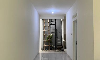 Rumah SHM 2 Lt Hadap Utara 10 menit ke Plasa Cibubur Siap KPR J-35902