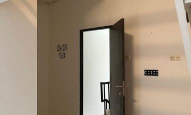 Rumah SHM 2 Lt Hadap Utara 10 menit ke Plasa Cibubur Siap KPR J-35902