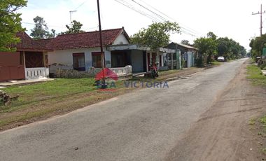 Rumah DIJUAL terletak dijalan raya prambon ngronggot dekat dengan mall