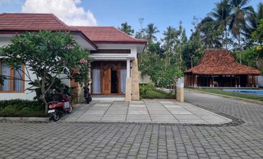 VILLA MEWAH DI BOROBUDUR DENGAN KOLAM RENANG DAN VIEW GUNUNG