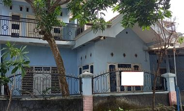 Rumah 1,5 Lantai Jalan Tarakan Perum GKB Suci Kecamatan Manyar Gresik