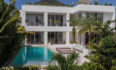 Freehold - Luxurious 4-Bedroom Villa in Ungasan: Modern Elegance