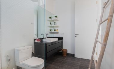 Freehold - Luxurious 4-Bedroom Villa in Ungasan: Modern Elegance