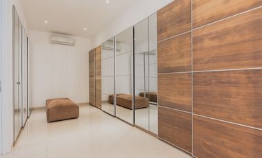 Freehold - Luxurious 4-Bedroom Villa in Ungasan: Modern Elegance