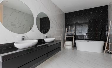 Freehold - Luxurious 4-Bedroom Villa in Ungasan: Modern Elegance