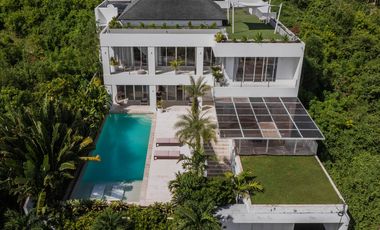 Freehold - Luxurious 4-Bedroom Villa in Ungasan: Modern Elegance