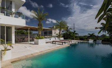 Freehold - Luxurious 4-Bedroom Villa in Ungasan: Modern Elegance