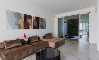 Freehold - Luxurious 4-Bedroom Villa in Ungasan: Modern Elegance