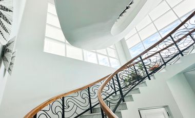 Leasehold - Luxury villa with breathtaking views of majestic mountains