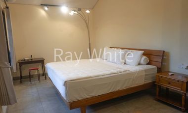 House for Sale  Leasehold -Charming Villa in Padonan, Near Berawa & Batu Bolong, Canggu - Modern Comfort & Tranquil Garden