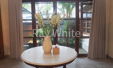 House for Sale  Leasehold -Charming Villa in Padonan, Near Berawa & Batu Bolong, Canggu - Modern Comfort & Tranquil Garden