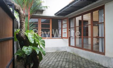 House for Sale  Leasehold -Charming Villa in Padonan, Near Berawa & Batu Bolong, Canggu - Modern Comfort & Tranquil Garden