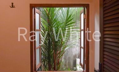 House for Sale  Leasehold -Charming Villa in Padonan, Near Berawa & Batu Bolong, Canggu - Modern Comfort & Tranquil Garden