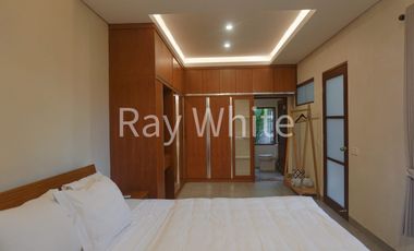 House for Sale  Leasehold -Charming Villa in Padonan, Near Berawa & Batu Bolong, Canggu - Modern Comfort & Tranquil Garden