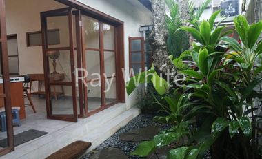 House for Sale  Leasehold -Charming Villa in Padonan, Near Berawa & Batu Bolong, Canggu - Modern Comfort & Tranquil Garden