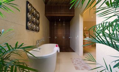 Freehold - Luxurious Balinese Retreat with Spacious Living, Lush Gardens, and Prime Seminyak Location