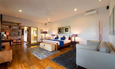 Freehold - Luxurious Balinese Retreat with Spacious Living, Lush Gardens, and Prime Seminyak Location