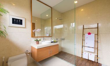 Freehold - Luxurious Balinese Retreat with Spacious Living, Lush Gardens, and Prime Seminyak Location