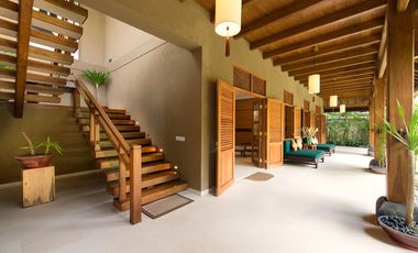 Freehold - Luxurious Balinese Retreat with Spacious Living, Lush Gardens, and Prime Seminyak Location