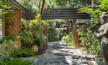 Freehold - Luxurious Balinese Retreat with Spacious Living, Lush Gardens, and Prime Seminyak Location