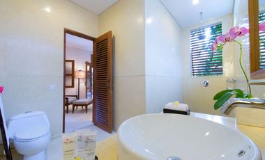 Freehold - Luxurious Balinese Retreat with Spacious Living, Lush Gardens, and Prime Seminyak Location