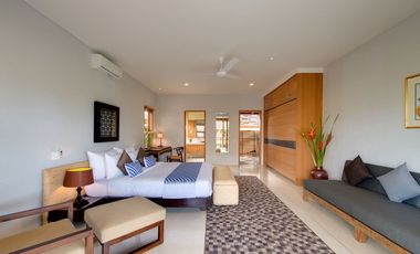 Freehold - Luxurious Balinese Retreat with Spacious Living, Lush Gardens, and Prime Seminyak Location