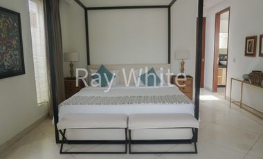 Leasehold - Tranquil 3-Bedroom Villa with Expansive Garden in Prime Sanur Bali - Walk to the Beach!