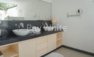 Leasehold - Tranquil 3-Bedroom Villa with Expansive Garden in Prime Sanur Bali - Walk to the Beach!