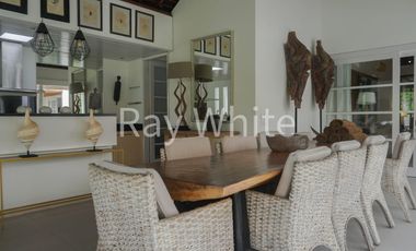 Leasehold - Tranquil 3-Bedroom Villa with Expansive Garden in Prime Sanur Bali - Walk to the Beach!