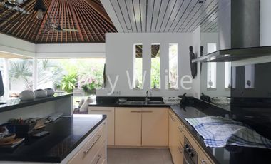 Leasehold - Tranquil 3-Bedroom Villa with Expansive Garden in Prime Sanur Bali - Walk to the Beach!