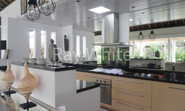 Leasehold - Tranquil 3-Bedroom Villa with Expansive Garden in Prime Sanur Bali - Walk to the Beach!