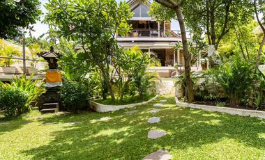 Leasehold - Spacious 6-Bedroom Villa in Batu Bolong, Canggu - Close to the Beach & Restaurants