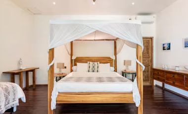 Leasehold - Spacious 6-Bedroom Villa in Batu Bolong, Canggu - Close to the Beach & Restaurants