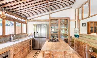 Leasehold - Spacious 6-Bedroom Villa in Batu Bolong, Canggu - Close to the Beach & Restaurants