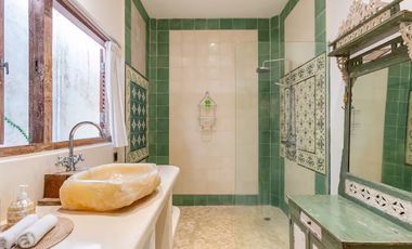 Leasehold - Spacious 6-Bedroom Villa in Batu Bolong, Canggu - Close to the Beach & Restaurants