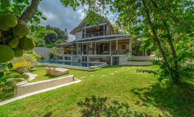 Leasehold - Spacious 6-Bedroom Villa in Batu Bolong, Canggu - Close to the Beach & Restaurants
