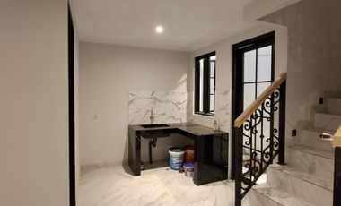 RUMAH MEWAH 3 LANTAI + ROOFTOP DI JAGAKARSA