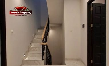 RUMAH MEWAH 3 LANTAI + ROOFTOP DI JAGAKARSA